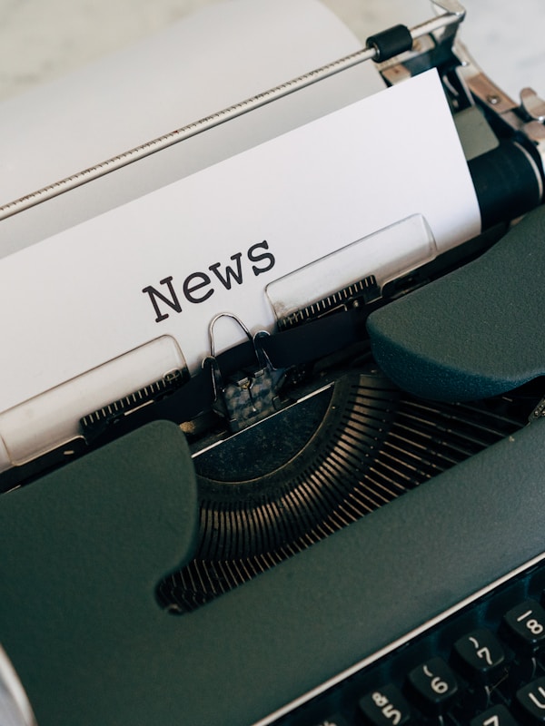 前线速递栏目记者正在赛场边进行实时报道